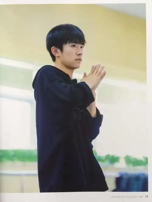 易烊千玺16岁"归来"生日会纪念套装发售