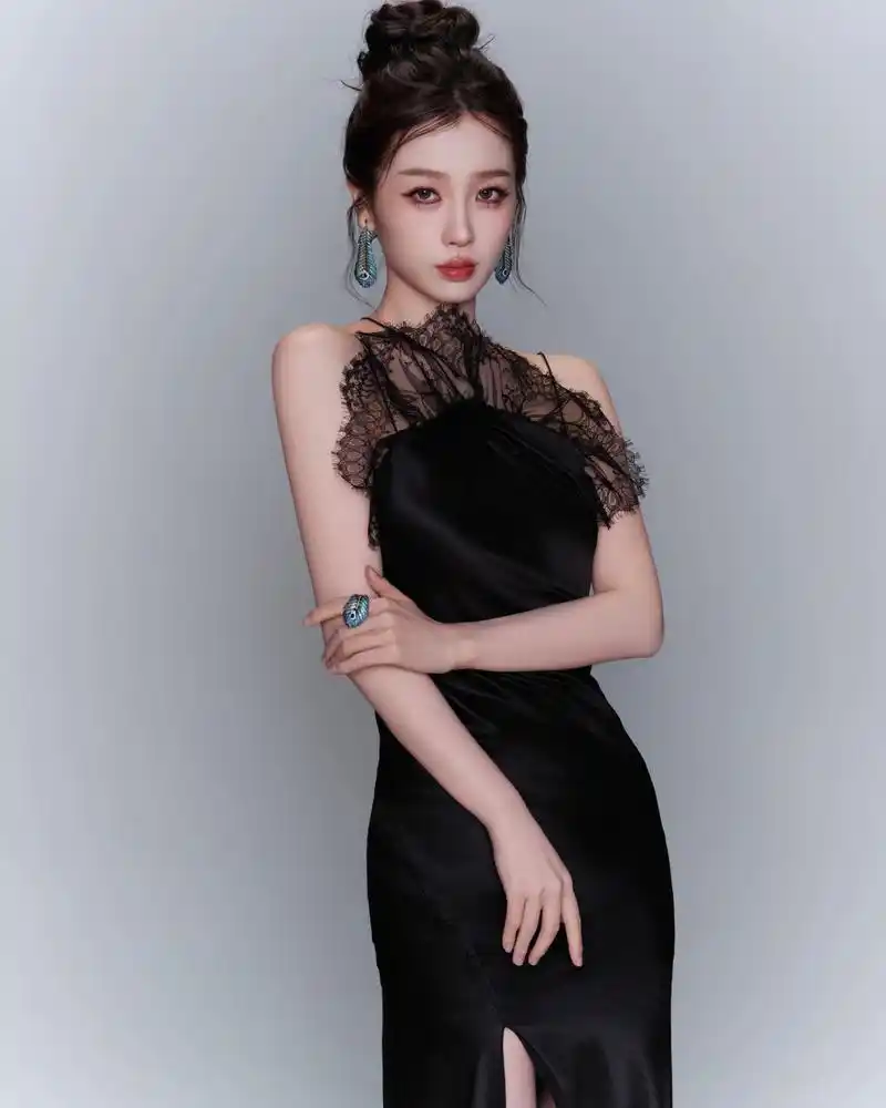 虞书欣:黑色露肩修身晚礼服,带一点蕾丝边,白色的则是大荷叶边袖子