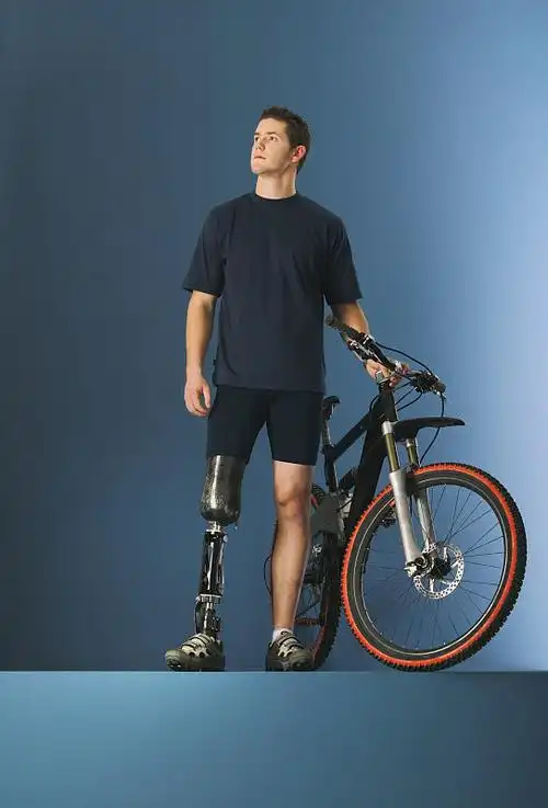 年轻男性自行车手,假肢图片