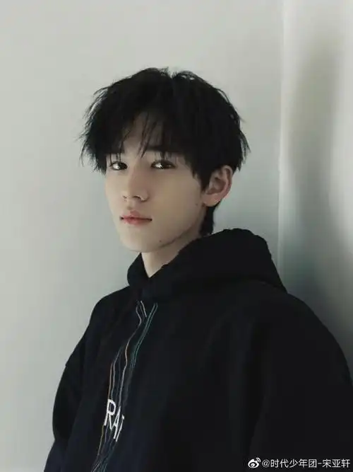 为大家献上了四宫格随拍,照片中的宋亚轩身穿黑色卫衣,简单帅气,不过