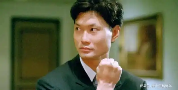 65岁周比利晒半裸照六块腹肌很有型精神饱满与李连杰差别不小