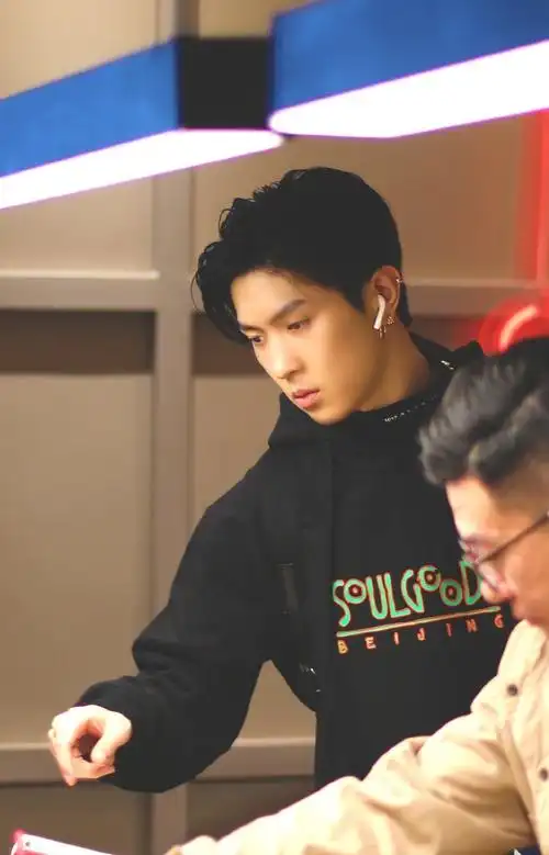 马伯骞私服穿搭超接地气简单的黑色卫衣都被他穿出了满满的时尚