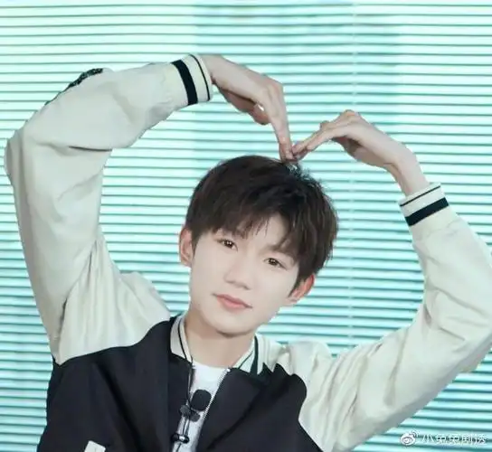 「tfboys」「分享」200531 王源比心大合集,接受刚哥的爱心吧