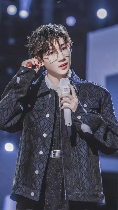 但头顶的光芒撒下的那一瞬间,又仿佛王子戴上加冕的皇冠,神子对世人