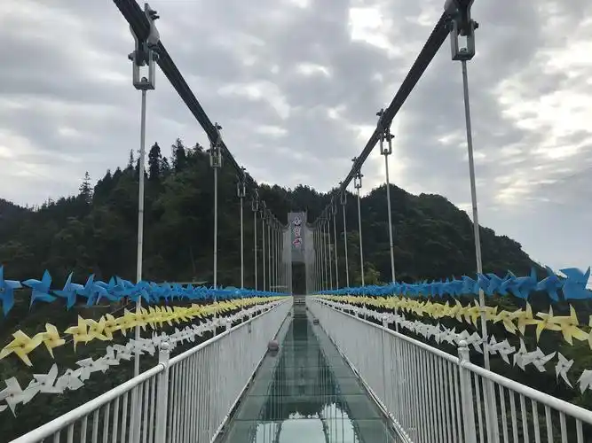 成都邛崃南宝山玻璃桥旱滑