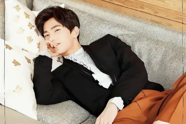 桌面壁纸 明星图片 > 正文  本文 帅气男星杨洋桌面锁屏_迷妹们的男神