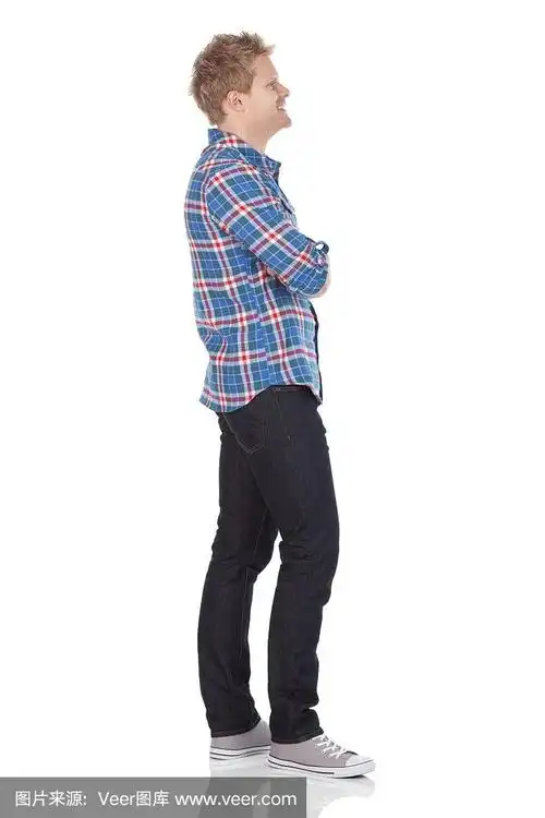 一个男人双臂交叉站着的侧面