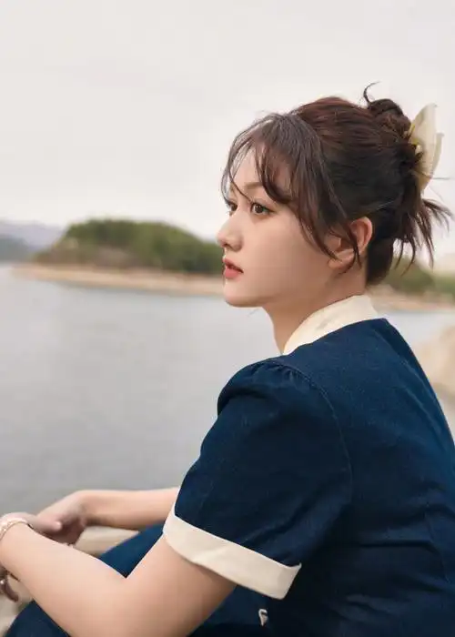 董思怡复古牛仔风造型##董思怡北影节红毯造型