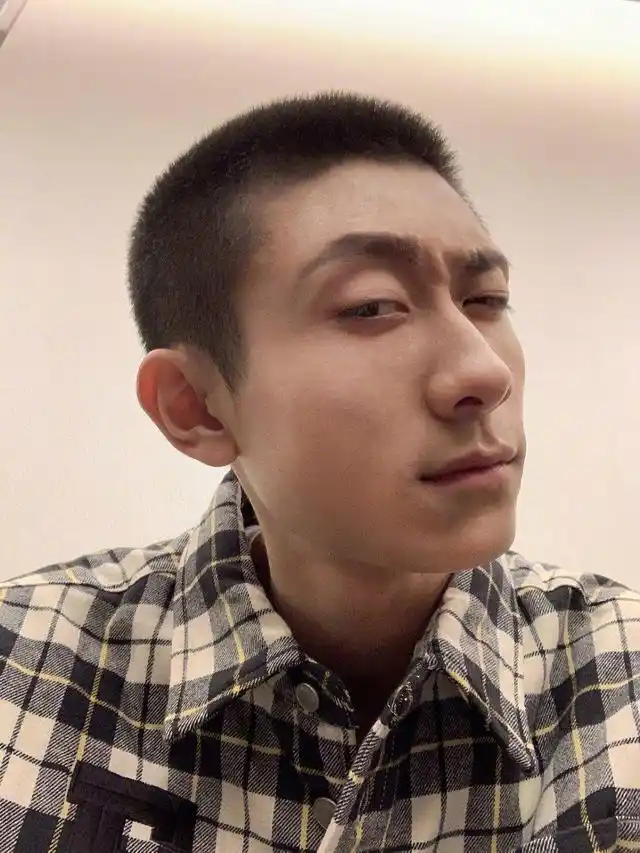 张一山不满意自拍照,照片发出后,感到太帅了认不出来