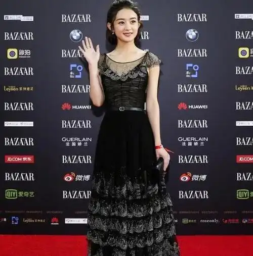 《时尚芭莎》慈善晚宴,成为女星争奇斗艳,赵丽颖杨幂显俏皮