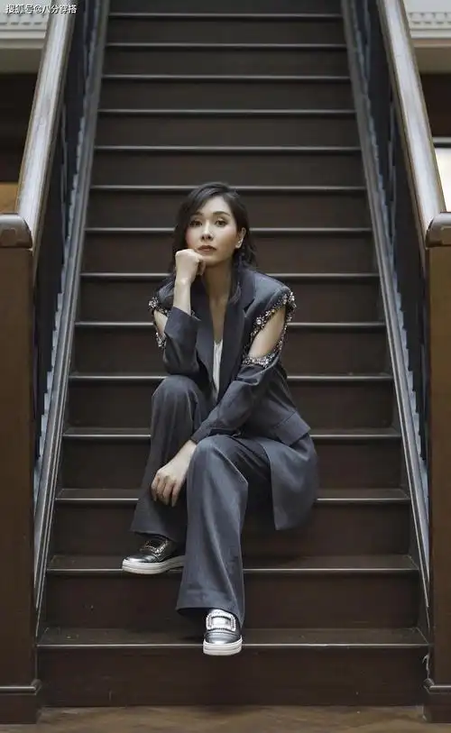 杨恭如47岁气质仍惊艳一袭白色礼服华丽高级气场全开真惹眼