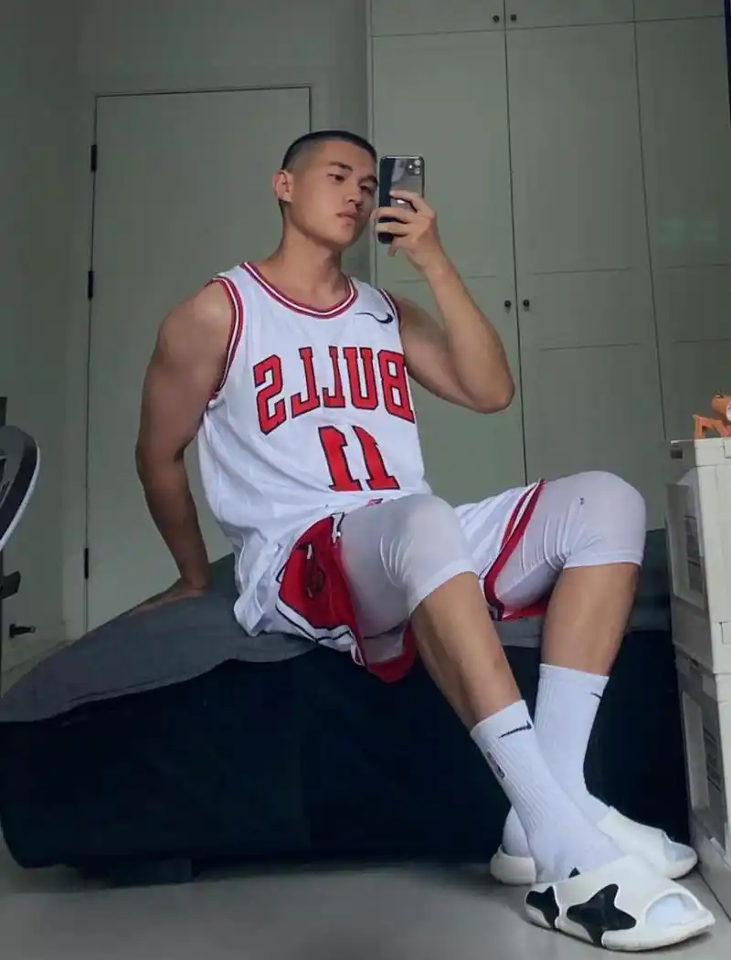 白袜寸头小哥居家自拍玩