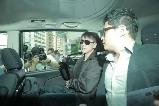 而在此前,霍启刚好友汤珈铖现身医院,另外香港小说家倪匡也在医院门口