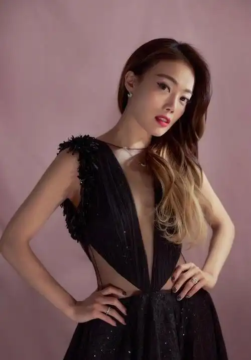 容祖儿骨感身材太吸睛,深v"挖洞裙"穿出女人味,不像四十岁_腾讯新闻