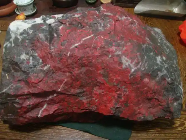 手里珍藏的鸡血石原石,请各位大侠鉴赏,没有经过加工,看看能值多少钱