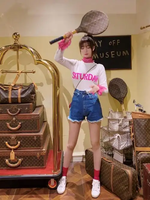 5/ 6再来看看赵尧珂的私服照,白色的露脐上衣搭配