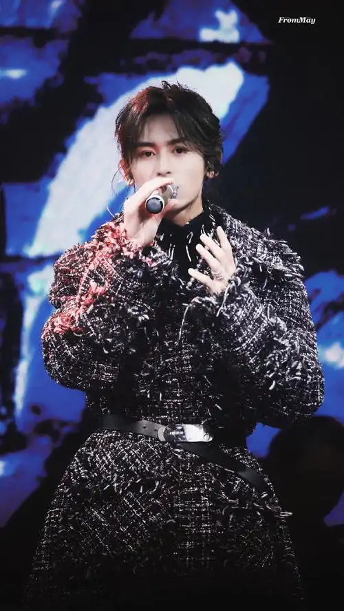 张哲瀚[超话]#等你开一场很大很大的演唱会@张哲瀚疯子