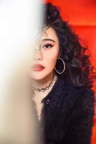 袁娅维晒新发型夸张羊毛卷暴露出惊人发量一般人可驾驭不了