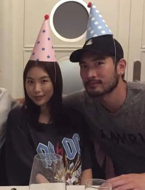 与高以翔正式告别女友bella将悼念高以翔的签名更改开启新生活