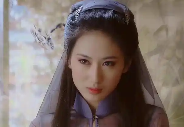 "媚骨天成"郭珍霓:26岁艳压佟丽娅,退圈多年感情成迷