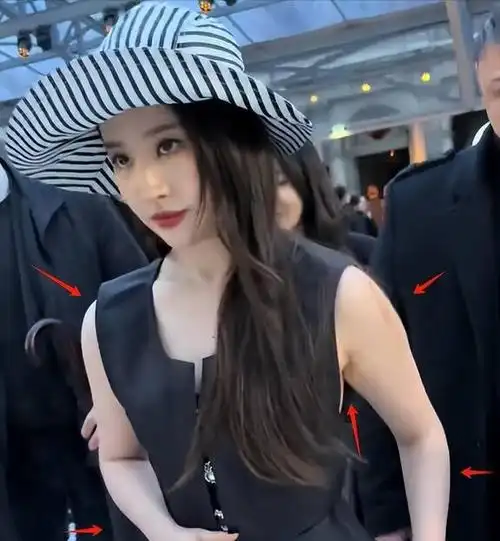 她肱二头肌上的赘肉和显眼的副乳,都是她体重增加的明显迹象.