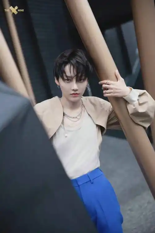 刘雨昕撑伞氛围感大片 身材纤细高挑飒爽感十足