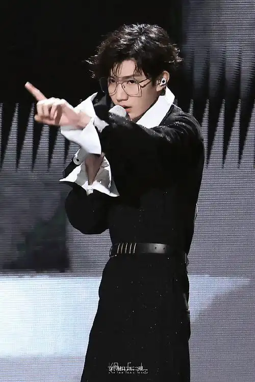 被王源戴眼镜帅晕#帕莎眼镜品牌代言人王源