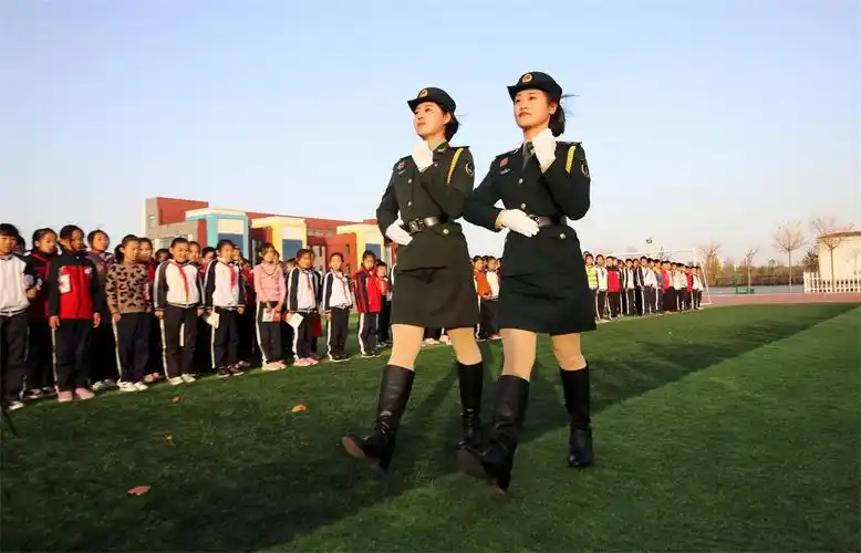 参加70周年阅兵式的2名女兵走进无棣县希贤小学道德大讲堂