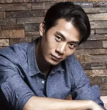 孙坚一身红衣充满喜庆感,个性霸气的飞机头将阳光男生蜕变为成熟男人