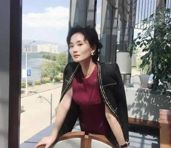 51岁的张翰妈妈现如今看起来样貌不比温碧霞和赵雅芝差