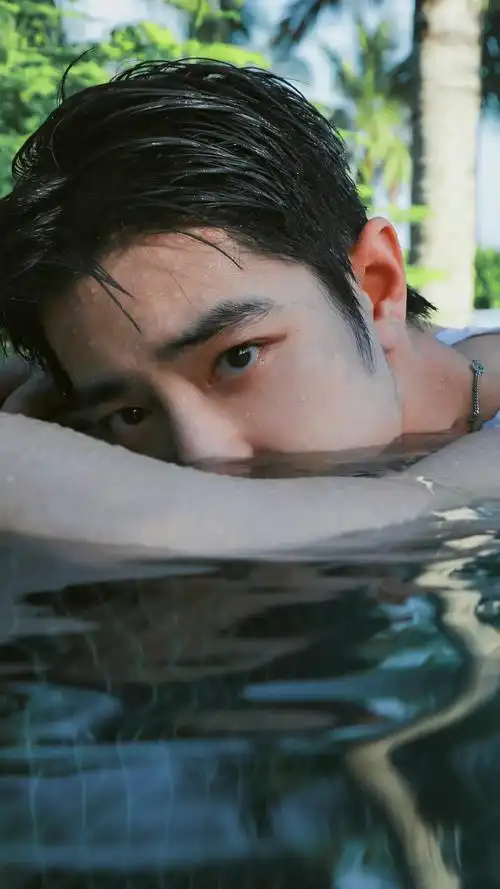 肖战泳池湿发大片
