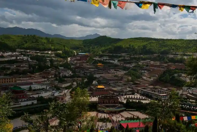 山顶俯瞰塔尔寺,典型汉,藏风格结合的藏区寺庙