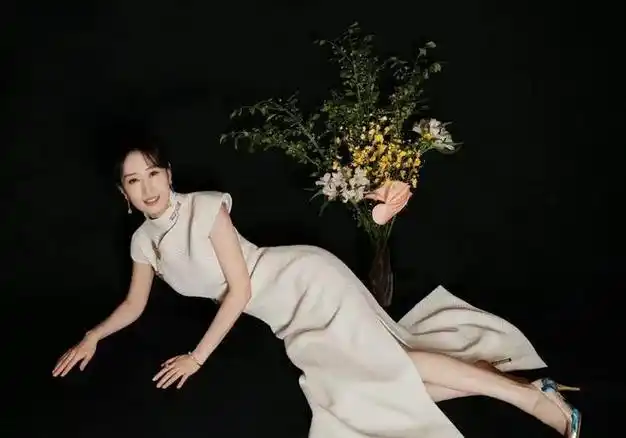 48岁刘敏涛晒最新穿搭美照新中式修身旗袍优雅气质