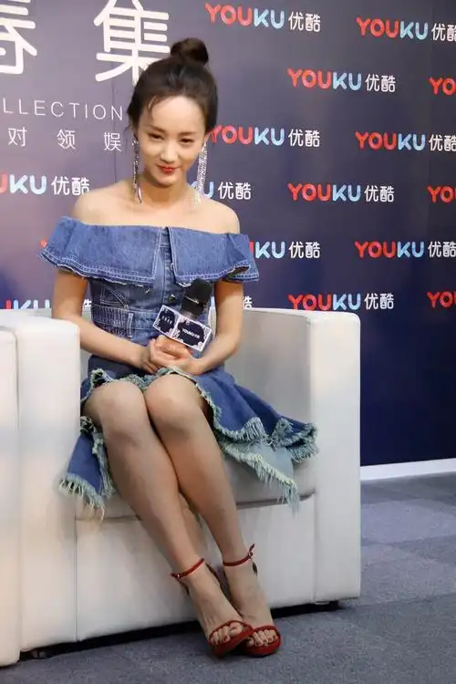 机灵漂亮的李一桐她的脚你喜欢吗