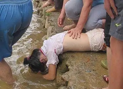 但是救人要紧,男子为了救女子,只好捏着自己的鼻子对女孩进行人工呼吸