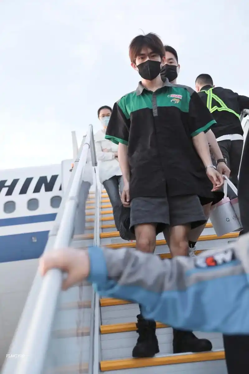 易烊千玺 #机场穿搭 #机场照 # - 抖音