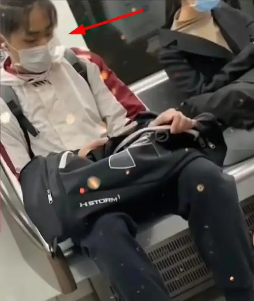 偶遇易烊千玺坐地铁,发型和侧脸让粉丝泪目:一定不是他