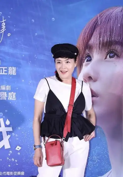 恬妞打扮得挺洋气,黑色吊带套在t恤外面穿,俏皮感不输年轻人