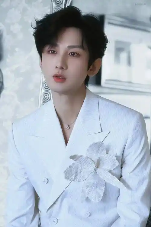 王源重读大一?郭德纲郭麒麟父子不和?成毅红毯被一剪没?