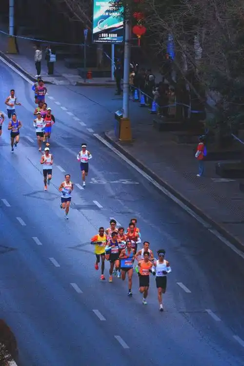 阳光黔西南奔跑在兴义2024万峰林马拉松激情开跑