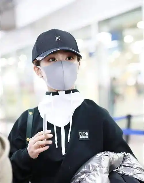 就在网友拍摄的画面中,杨紫拿吸管的手势有些尴尬,是不是有些像吸烟的