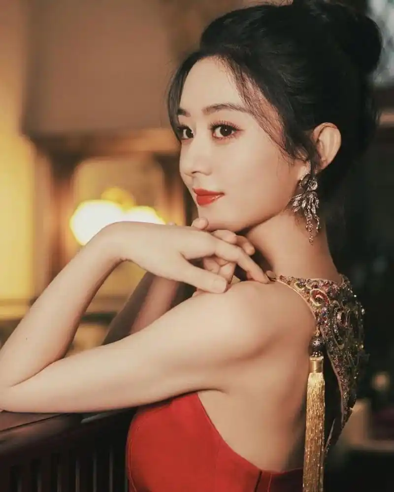 赵丽颖一袭露背红裙,美艳动人,更女人味  赵丽颖身穿一袭露背红裙出现