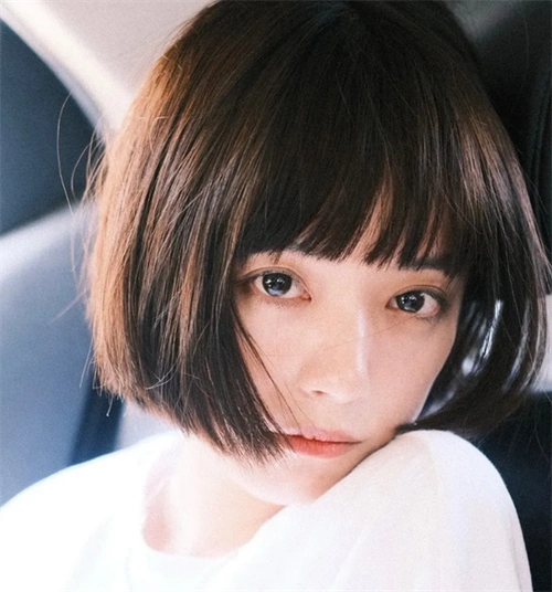 经典学生短发之一,齐刘海齐脖短发,清新低调,甜美文艺感十足.