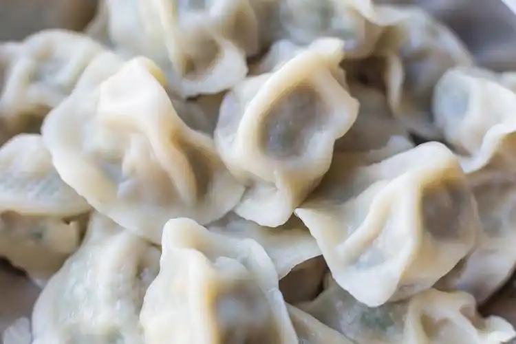 盘子里煮熟的饺子,东方传统节日美食.