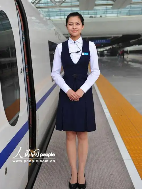 京沪高铁每节动车车厢内,都有一名身材高挑,面容姣好的乘务员,形象