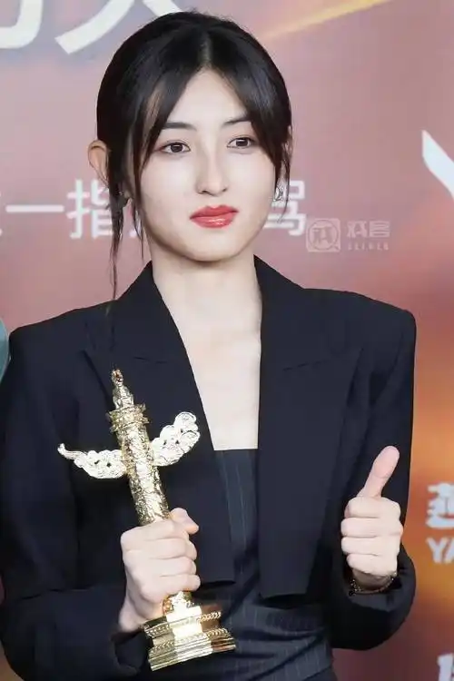 张子枫_栩嘉_事业