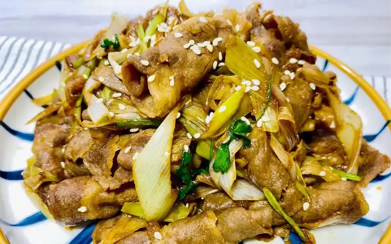 葱爆羊肉卷香而不腻好吃下饭