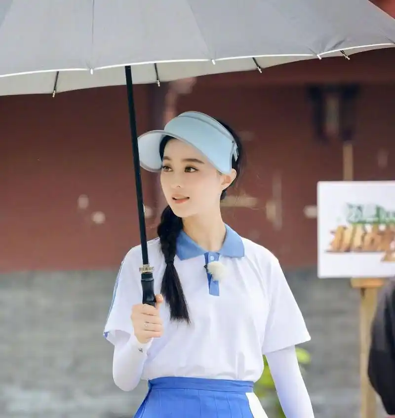 范冰冰"扮嫩"有妙招,扎麻花辫穿校服,青春减龄有活力美回"少女时代".