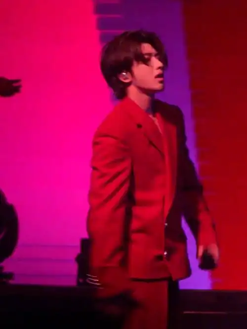 cxk  红衣战神蔡徐坤来咯,这力度直接撞碎全世界@蔡徐坤