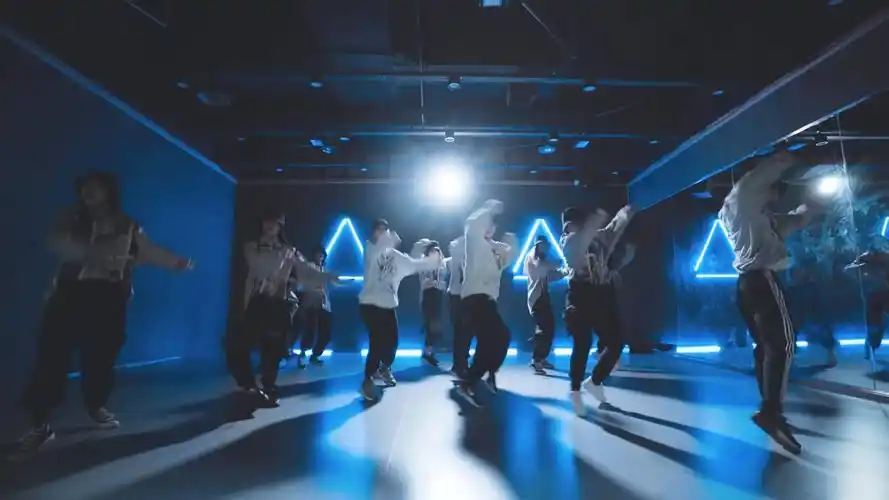 当问到男女生跳街舞谁帅的时候我果断站了女生太帅了